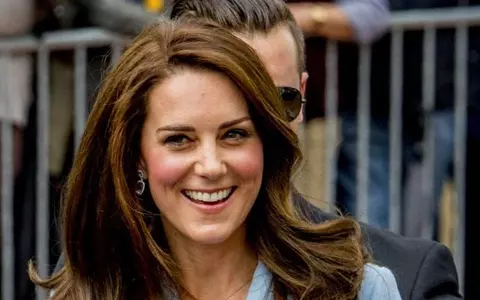 Dovada că, după 6 ani de mariaj, Prințul William încă o mai face pe Kate Middleton să râdă în hohote (video)