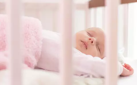 Sfaturi pentru părinţi: cum să aleagă un pătuţ perfect pentru bebe