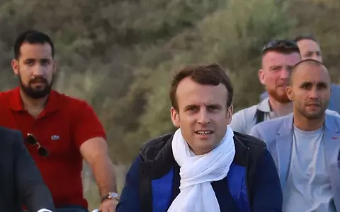 Fotografia zilei: Emmanuel Macron – Am bicicletă, am bicicletă...