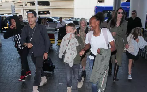 Angelina Jolie şi-a luat copiii şi au plecat în vacanţă chiar înainte de Ziua Tatălui