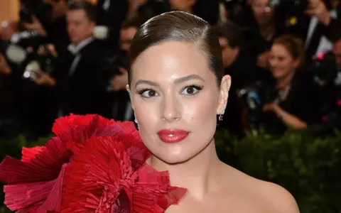 Ashley Graham o întrece chiar şi pe Kim Kardashian! Ultima apariţie e uimitoare
