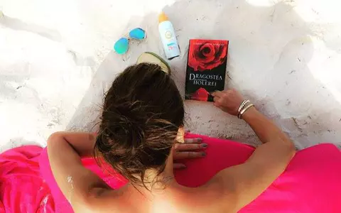 Topless la plajă