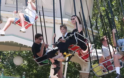 Angelina Jolie şi-a sărbătorit gemenii la Disneyland. Cât de fericită e actrița!