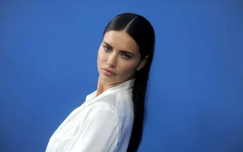 Adriana Lima și noul iubit scriitor, ipostaze incitante pe un iaht, în Turcia. Iată cum au fost surprinși!