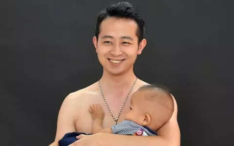 Fotografia zilei: În China, și tații își alăptează bebelușii la sân!
