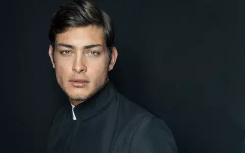 Revelația noului val de actori români – Ilie Dumitrescu Jr. Cât de bine seamănă fiul fotbalistului cu un actor celebru!