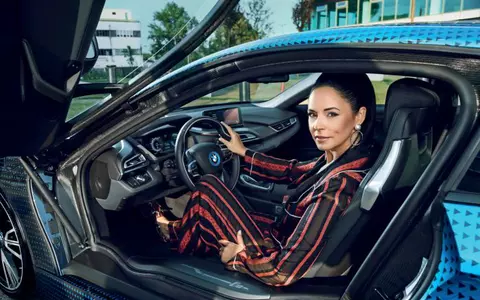 Andreea Marin, vedeta copertei Viva! de septembrie: „E probabil cea mai modernă, incitantă, futuristă sedință foto pe care eu am făcut-o”