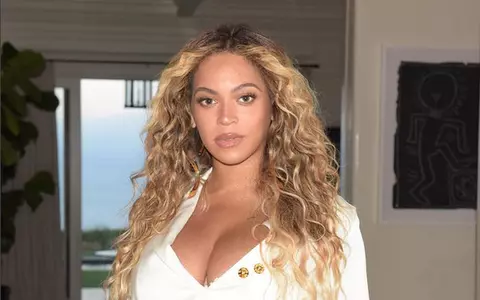 Beyonce uimește din nou cu formele sale într-o ținută extrem de sexy. Cât costă rochia cu care și-a înnebunit fanii