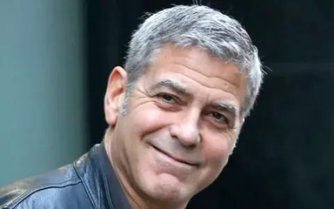George Clooney admite că e „înfricoșător” să crească gemeni la 56 de ani