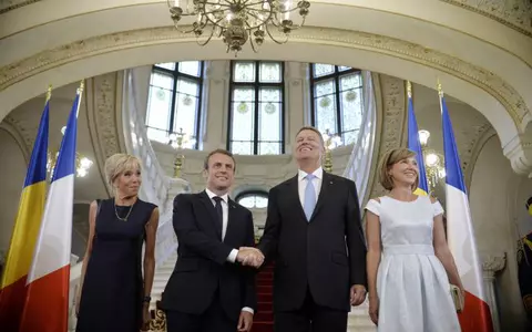 Primele imagini cu Emmanuel Macron și Brigitte Macron în România. Iată ce au purtat prima doamnă a Franței și prima doamnă a României