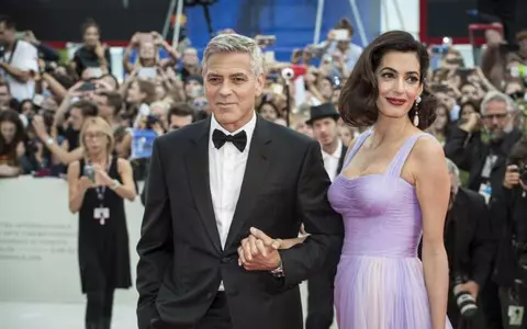 Prima apariţie pe covorul roşu a cuplului George şi Amal Clooney după ce au devenit părinţi. Cât de glam au fost la Festivalul de film de la Veneţia!