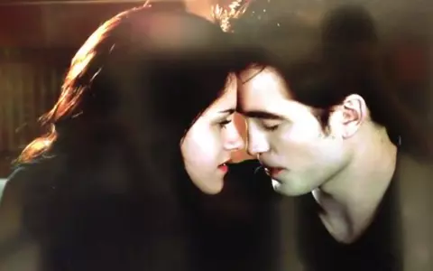 Robert Pattinson și Kristen Stewart își doresc să fie din nou împreună!