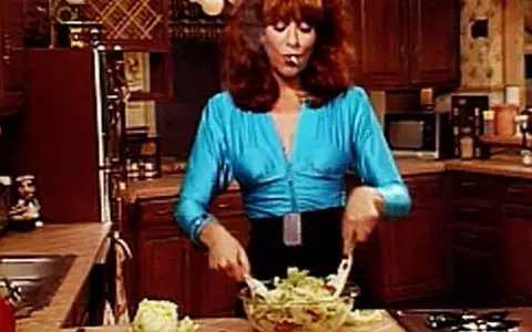 Fotografia zilei: Găsiți asemănările între Delia și Peggy Bundy!