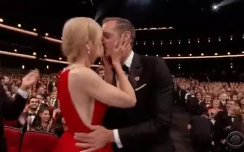 Premiile Emmy 2017: Nicole Kidman și Alexander Skarsgard s-au sărutat chiar în fața soțului lui Nicole