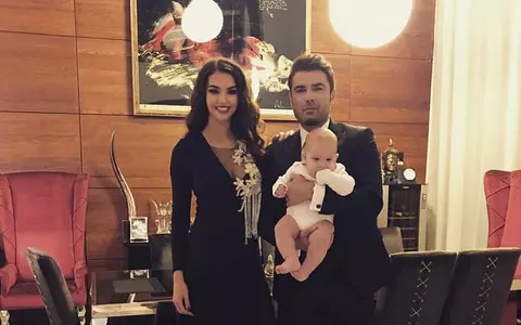 Adi şi Sandra Mutu şi-au botezat fiul, iar soţia lui Adi a atras toate privirile. Iată ce ţinută a purtat Sandra în prima parte a zilei!