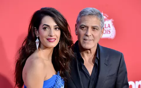 George Clooney, pe covorul roşu alături de Amal şi mama acesteia! Uite de la cine a moştenit trăsăturile deosebite soţia celebrului actor