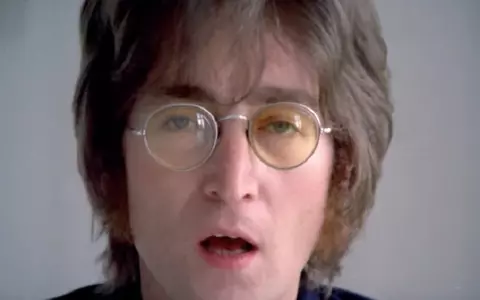 Fiul lui John Lennon seamănă izbitor cu legendarul artist! E copia fidelă a tatălui său