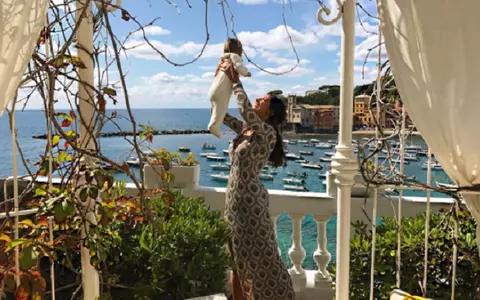 Prima poză cu chipul fiicei Mădălinei Ghenea - Vedeta nu o mai ţine ascunsă pe micuţă
