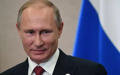 Silvio Berlusconi şi Vladimir Putin, în acelaşi pat! Cadoul uimitor primit de preşedintele rus de ziua sa