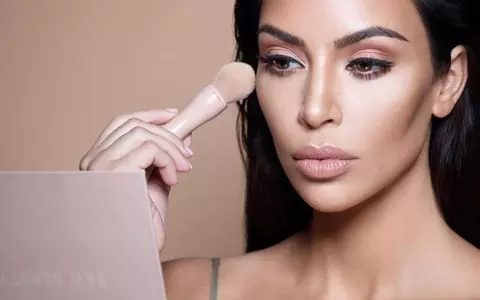 Kim Kardashian a pozat din nou goală! După două naşteri şi-a expus trupul