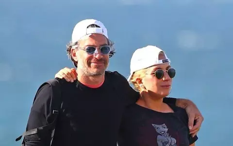 Lady Gaga s-a logodit, după 10 luni de relație, cu Christian Carino