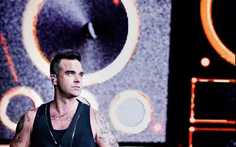 Robbie Williams a pozat din nou gol, sub vâsc! E o tradiție - FOTO