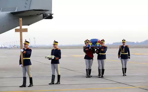 Sicriul cu trupul neînsufleţit al Regelui Mihai, ultimul monarh al României, adus în ţară