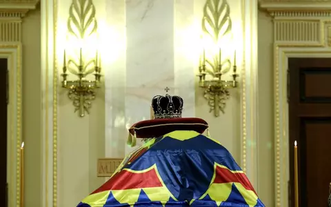 Prima zi de doliu național în memoria Regelui Mihai. Drapelul României a fost coborât în bernă