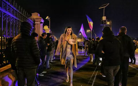 Imaginea cât o mie de cuvinte! Fotomodelul care a trecut prin mulțimea de protestatari pentru a ajunge la Elle Style Awards