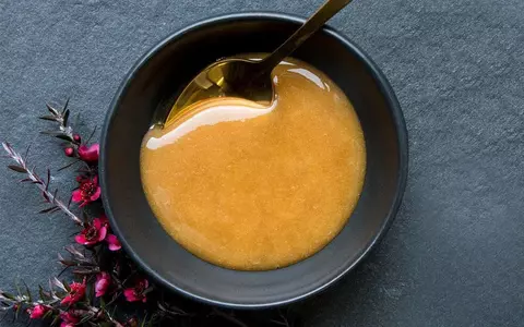 (P) Vrei să introduci mierea de Manuka în ritualul tău zilnic de frumusețe? Citește asta mai întâi!