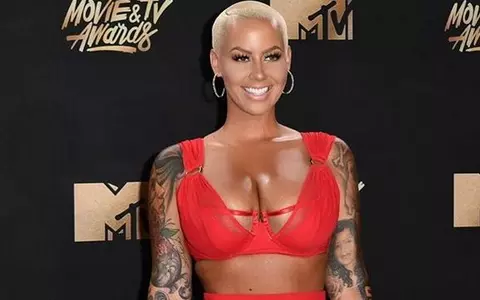 Amber Rose își va micșora sânii care au făcut-o celebră. Iată care este motivul!