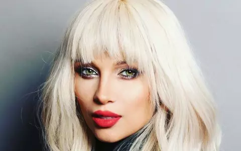 Lora a trăit rușinea vieții ei! Pantalonii artistei s-au rupt pe scenă în văzul tuturor