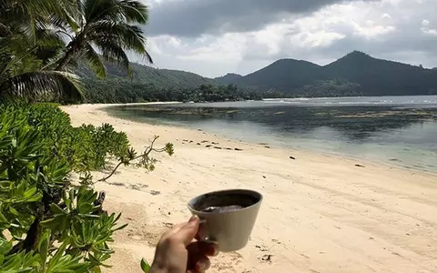 Laura Cosoi și Andreea Raicu – în vacanță la același hotel din Seychelles!