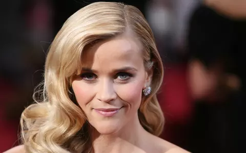 Reese Witherspoon, cu trei picioare pe coperta uneia dintre cele mai prestigioase reviste glossy