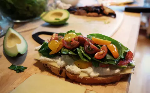 Salată raw cu avocado și morcovi caramelizați