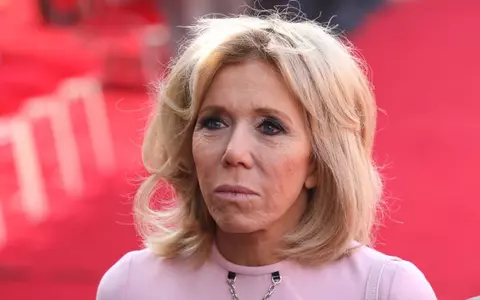 Brigitte Macron a impresionat într-o ţinută roz! Geanta valorează peste 3.000 de euro