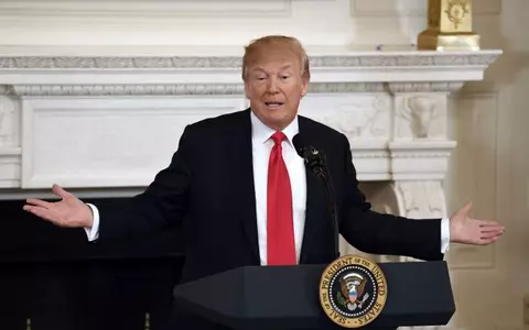 Adevărul despre părul lui Donald Trump, dezvăluit de o rafală de vânt
