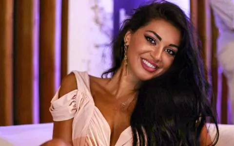 Elena Ionescu, ex-Mandinga, s-a căsătorit în secret. Artista este însărcinată în cinci luni
