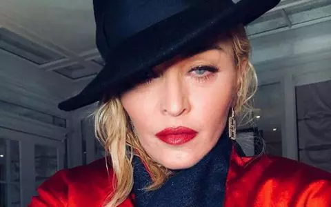 La 59 de ani, Madonna face pe sexy polițista în costum de latex