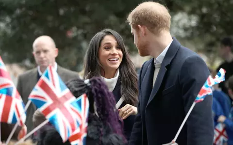 Meghan Markle și Prințul Harry își arată dragostea în public, în pofida etichetei regale