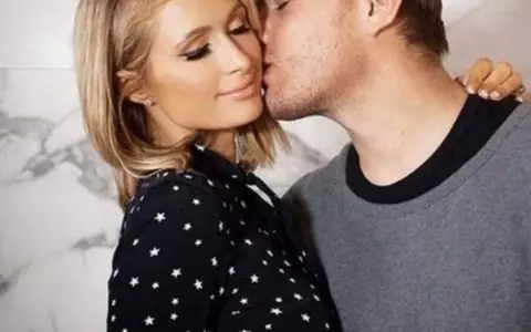 Paris Hilton şi iubitul, sărut pătimaş în plină stradă. Toţi s-au oprit să-i privească / FOTO