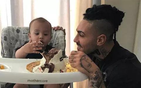 Alex Velea l-a tatuat pe Akim, fiul său de 1 an și jumătate, pe mână. Tot momentul a fost filmat