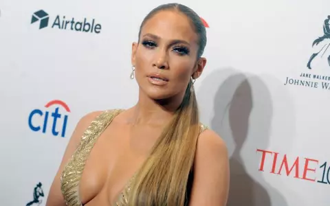 Jennifer Lopez a făcut furori cu cea mai recentă creație Versace: cizmele care arată ca niște jeanși în miniatură