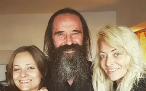 Tatăl Deliei s-a întors de pe Muntele Athos. A petrecut Paştele în familie