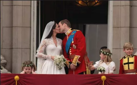 Îți mai amintești cum arătau fetițele cu florile de la nunta lui Kate Middleton cu Prințul William? Iată-le după 7 ani!