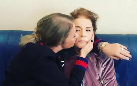 Imbrăcată în galben şi cu zâmbetul pe buze, Anamaria Prodan spune: ”Viața merge înainte”