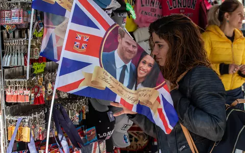 Britanicii sunt pregătiți pentru nunta regală. Fani ai regalității, la un loc cu cerșetorii pe străzile Londrei
