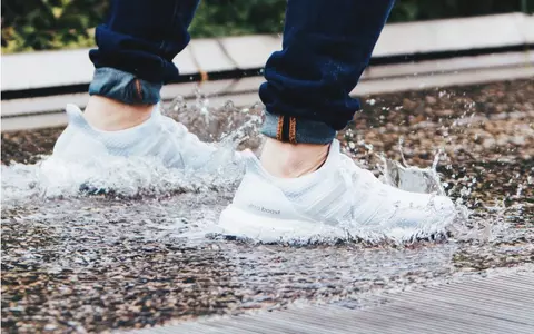 Get the comfy look: 3 modele de adidași pentru bărbați care înlocuiesc încălțămintea incomodă