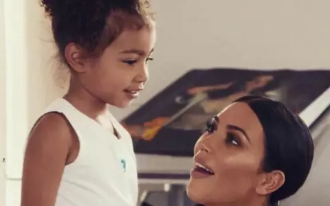 Kim Kardashian i-a întins părul fetiței sale. Cum arată micuța North acum