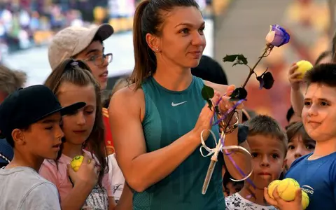 Simona Halep se răsfaţă după ce şi-a prezentat cupa la Bucureşti! Unde se află campioana - FOTO